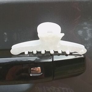 White Crystal Claw Clip🤍🐻‍❄️